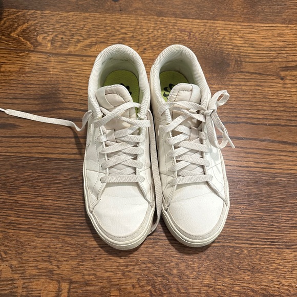Nike Shoes - Classic Nike Low-Top White Sneakers